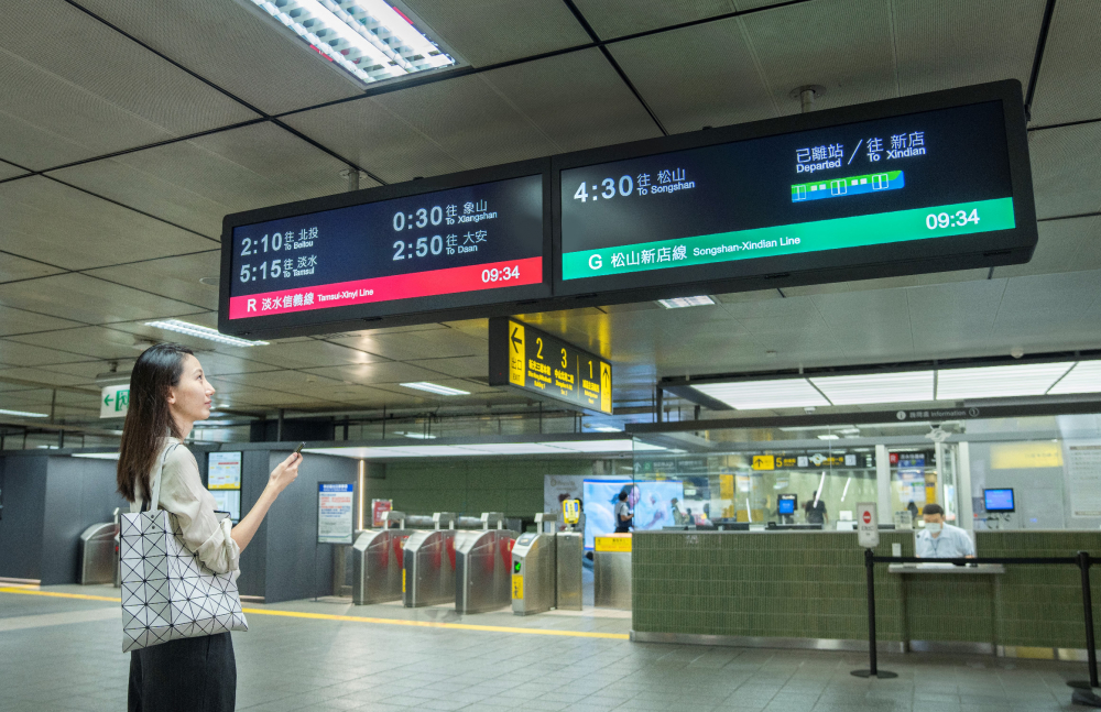 達擎TARTAN顯示器的特殊長條型比例非常適合空間與高度有限的大眾運輸場域應用，具備工業等級高品質、高亮度、高解析與高色彩飽和度等優勢，打造都會智能車站新風貌。